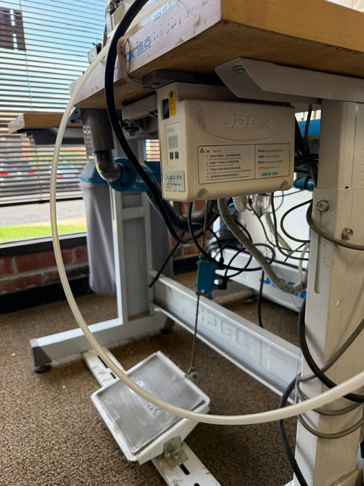 JACK JK-797DI-3-504 4 Thread Overlock Small Cylinder Industrial Sewing Machine, Pre-Owned